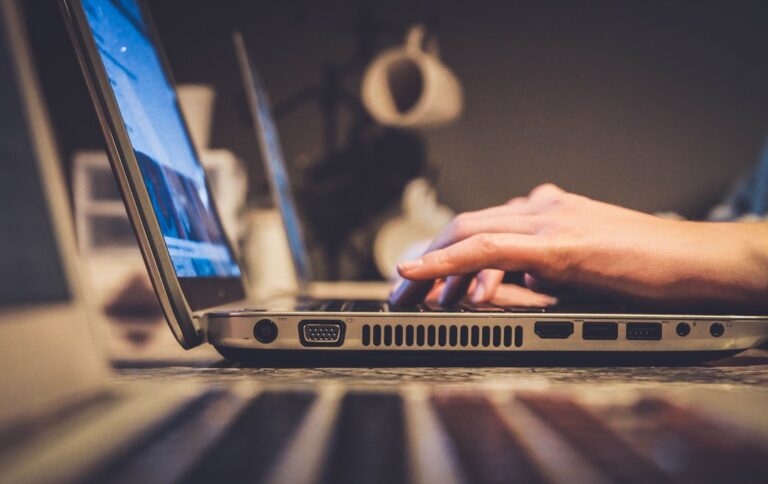 Jak unikać oszustw internetowych? 1 Photo 1 Cybersecurity 2 Online scams