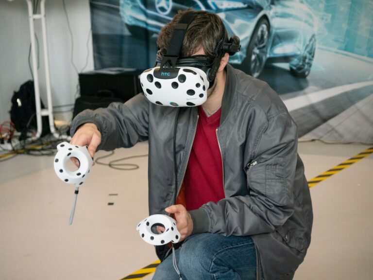 Jakie są najnowsze trendy w technologii internetowej? 1 Photo 1 Smartphone 2 Virtual reality headset