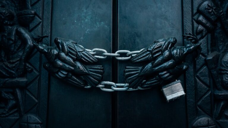 Poradnik po najlepszych praktykach cyberbezpieczeństwa 1 Photo Padlock, Shield