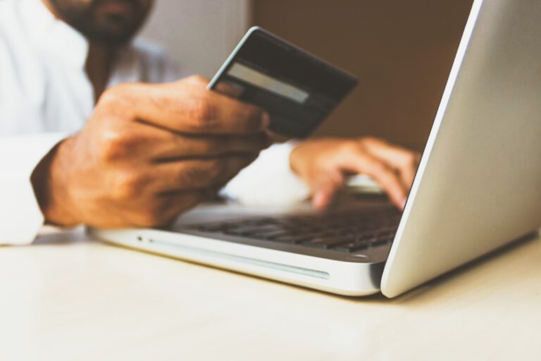 Jak unikać pułapek podczas zakupów online? 1 Photo Online shopping