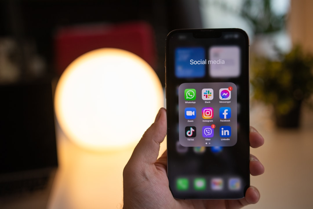 Wykorzystanie influencerów w reklamach: skuteczna strategia 1 Photo Social media influencer